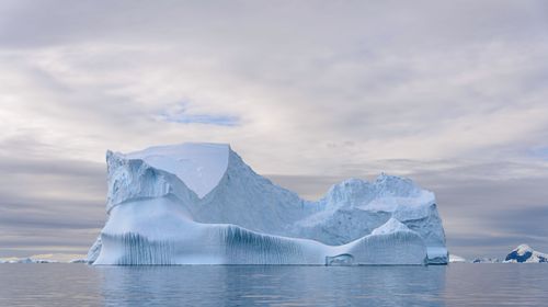 beautiful-antarctia-seascape-with-iceberg